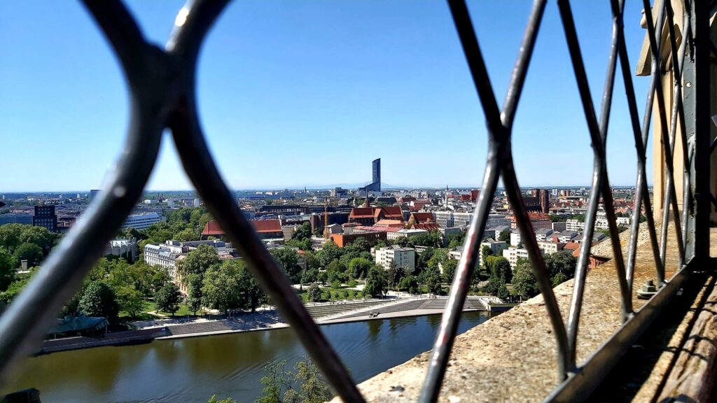 Wrocław, widok z wieży katedry. Odra, a w tle Sky Tower