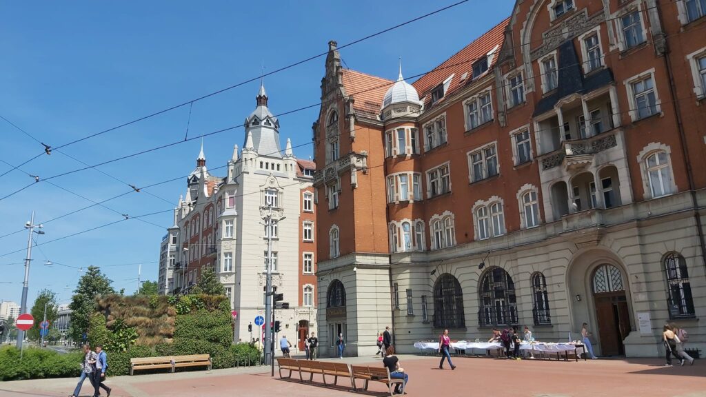 Katowice, nad Rawą. Neorenesansowy czerwony budynek, to dawny Grand Hotel, ktory w latach 1984-2018 byl siedzibą Muzeum Śląskiego.